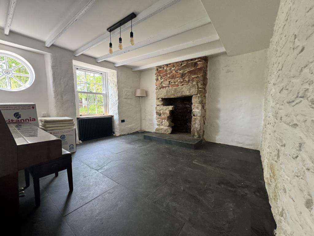 Lot: 157 - THREE-BEDROOM DETACHED COTTAGE - Snug, or second sitting room